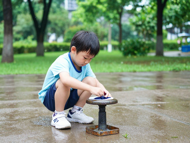 雨后公园遛娃好去处，户外拓展探索与器材防锈擦拭指南