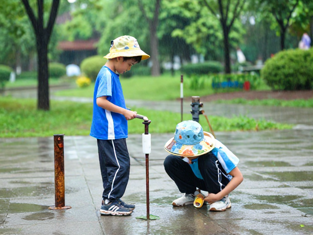 雨后公园遛娃好去处，户外拓展探索与器材防锈擦拭指南