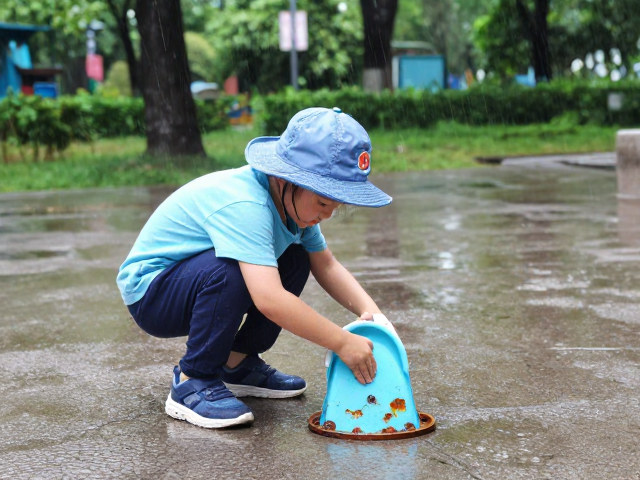 雨后公园遛娃好去处，户外拓展探索与器材防锈擦拭指南