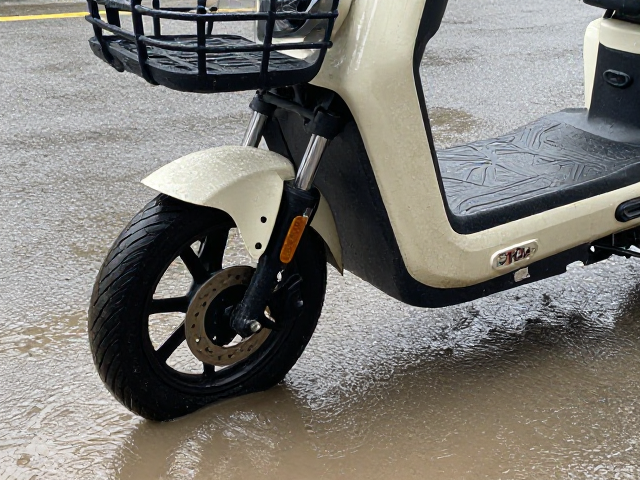 泥水阻隔双脚撑车篮？电动车防溅神器实测，雨天骑行更省心