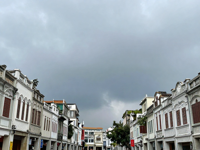 岭南骑楼漫步，海岸风光与突发天气下的旅行指南