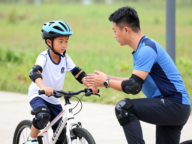 亲子陪骑教学，选对护膝护肘，助孩子成长锻炼更安全