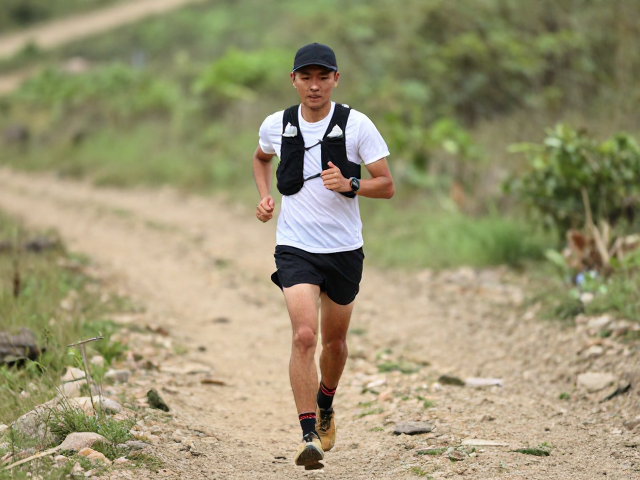 XC越野跑,户外体能挑战下的重心控制与走线技巧