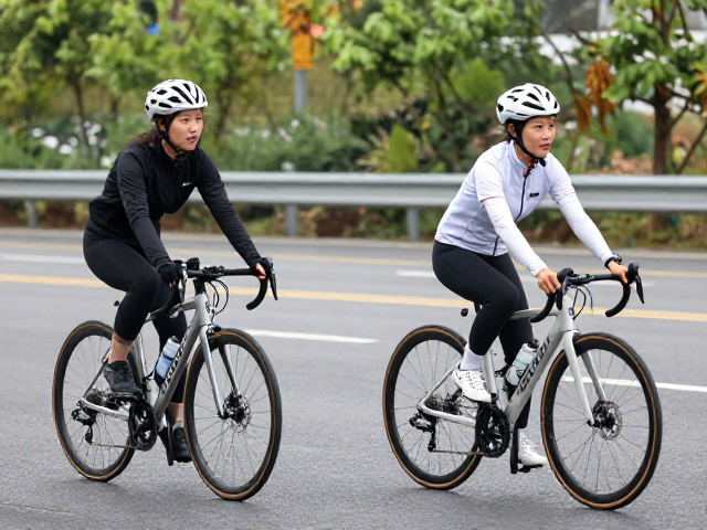 好友结伴公益骑行,安全头盔守护快乐旅程