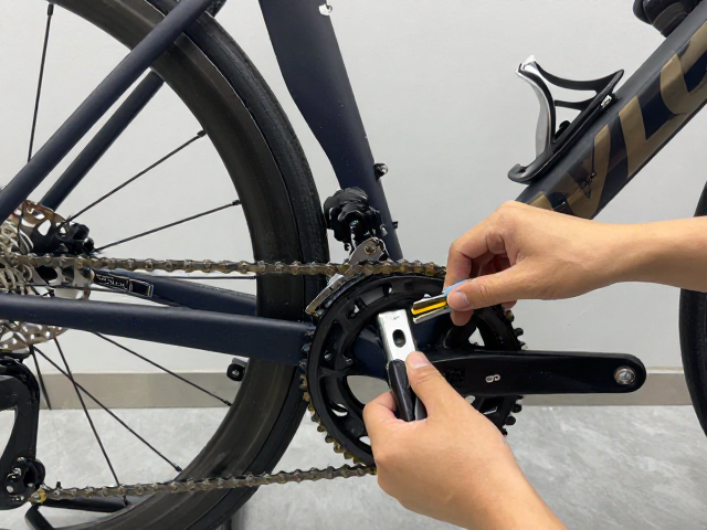 高端公路车精细保养,损耗零件排查与链条清洗器使用指南