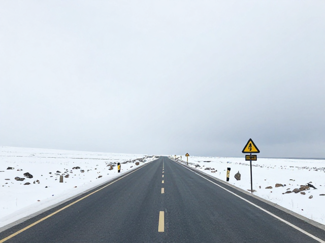 穿越雪域风光与海岸公路，沿途邂逅正宗过桥米线