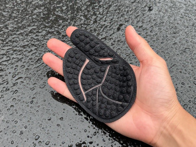 雨后湿滑路面掌垫厚度怎么选？掌心震动缓冲实测
