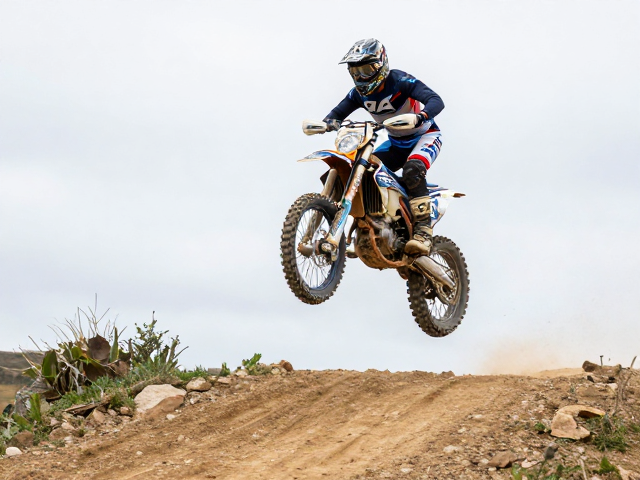 Enduro耐力赛技巧,崎岖山路跳跃与落差处理攻略