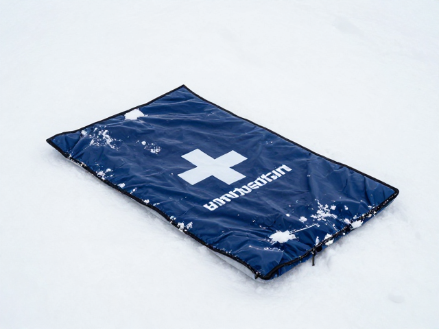 野外急救必备,积雪搜寻件与保温毯的正确用法
