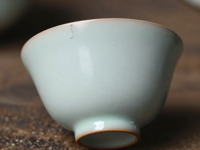 汝窑茶具开窑精选，素烧定型后的瑕疵修整与美学呈现