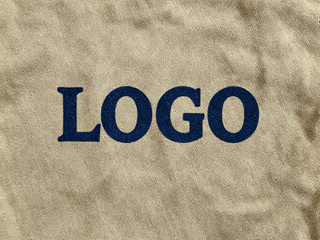 帆布水洗做旧复古工艺，色牢度高，LOGO标识清晰持久