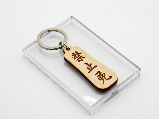 原木激光精雕工艺打造木质钥匙扣,配透明展示盒尽显高端质感