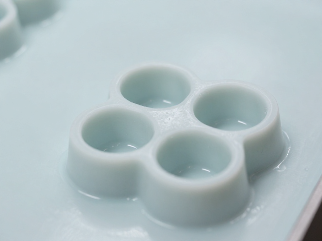 液态硅胶模压一体成型工艺解析，分色模腔与注模技术详解