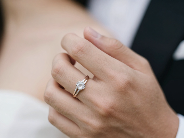 单石戒指叠戴指南,打造婚礼订婚高级层次感造型