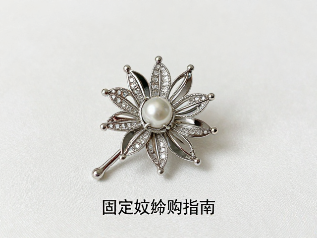 婚礼新娘胸针胸花选购指南，固定技巧避免拉扯变形