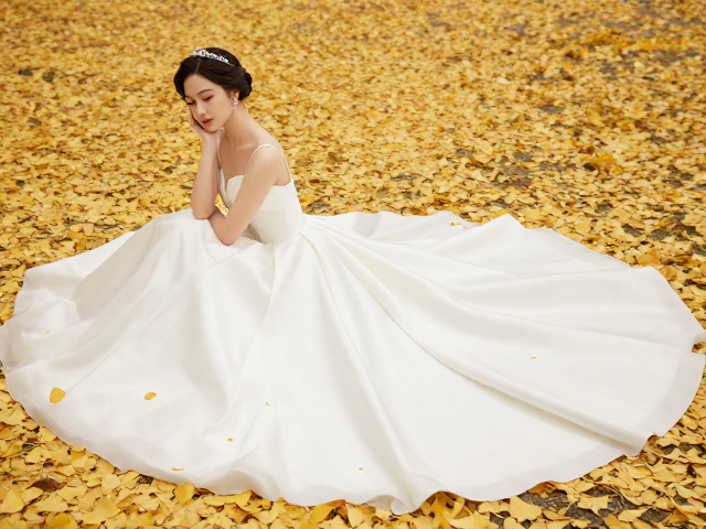 银杏叶婚礼礼服,打造秋日浪漫婚尚灵感