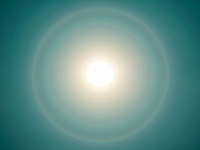 太阳映照海天青绿，层叠环形结构揭秘自然光影美学