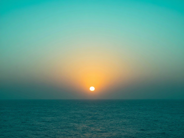 太阳映照海天青绿，层叠环形结构揭秘自然光影美学