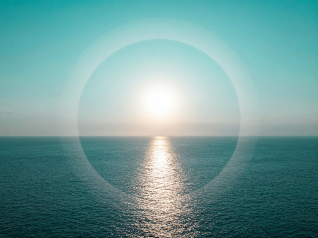 太阳映照海天青绿，层叠环形结构揭秘自然光影美学