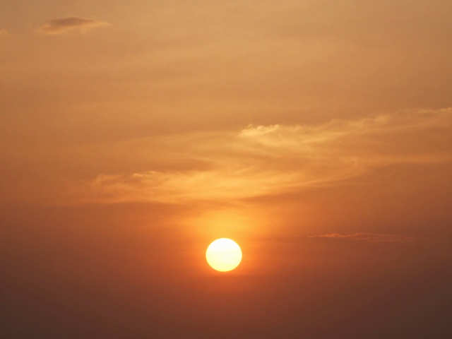日落橘金下的轻盈悬浮感,捕捉夕阳下的浪漫光影瞬间