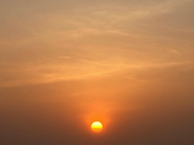日落橘金下的轻盈悬浮感,捕捉夕阳下的浪漫光影瞬间