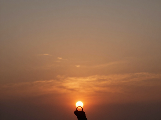 夕阳下的浪漫邂逅,黄昏霞光中佩戴戒指的唯美意境