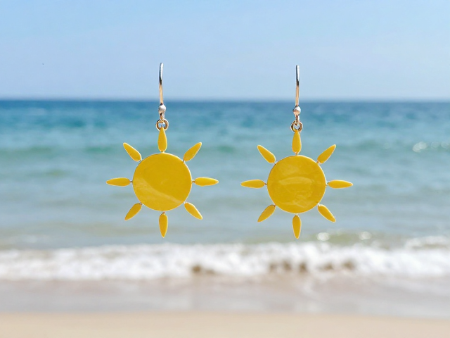 夏日海边穿搭,太阳与海浪间的灵动耳环推荐