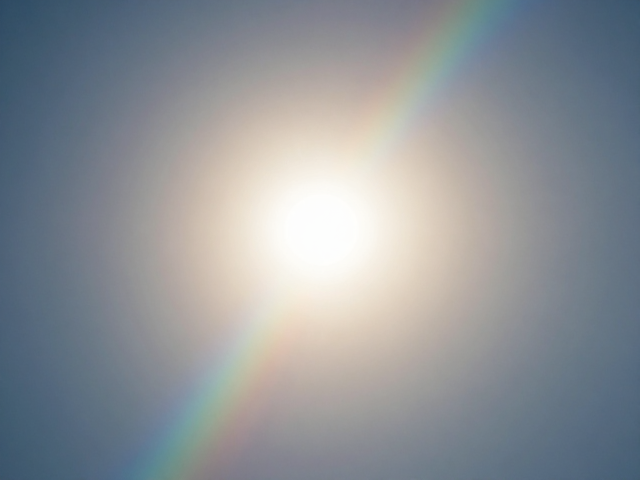 太阳与负空间留白，虹彩光影下的视觉留白艺术解析