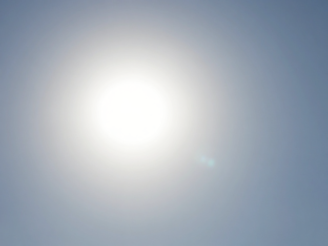 太阳与负空间留白，虹彩光影下的视觉留白艺术解析