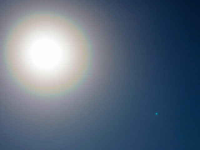 太阳与负空间留白，虹彩光影下的视觉留白艺术解析