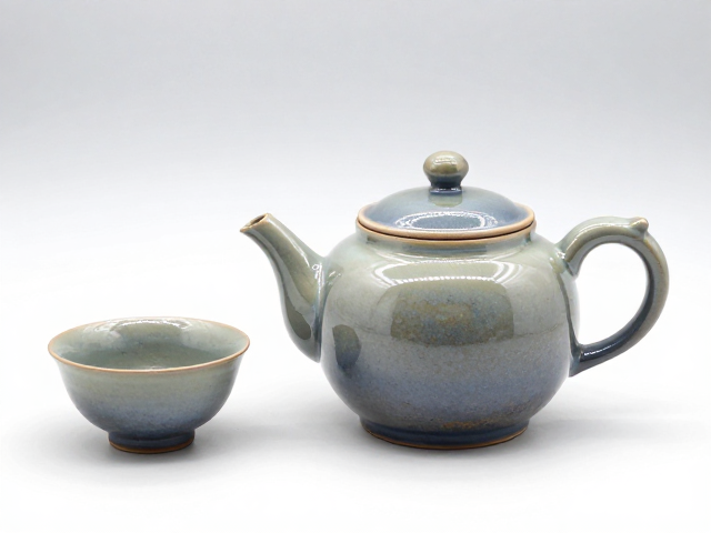 还原气氛烧成下的熔块釉茶壶与茶杯，揭秘釉面流变与收藏价值
