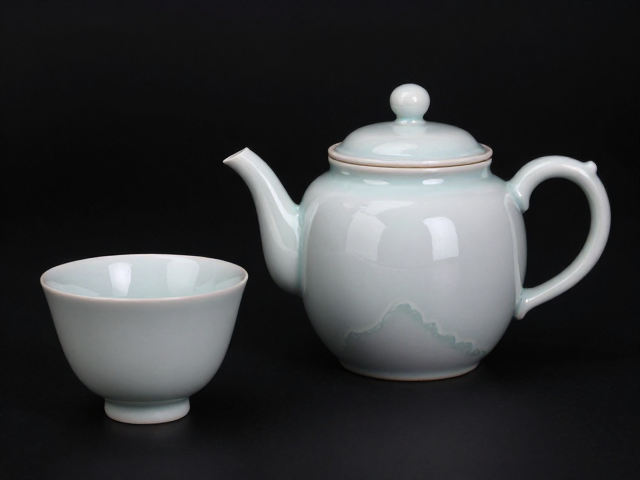 还原气氛烧成下的熔块釉茶壶与茶杯,揭秘釉面流变与收藏价值
