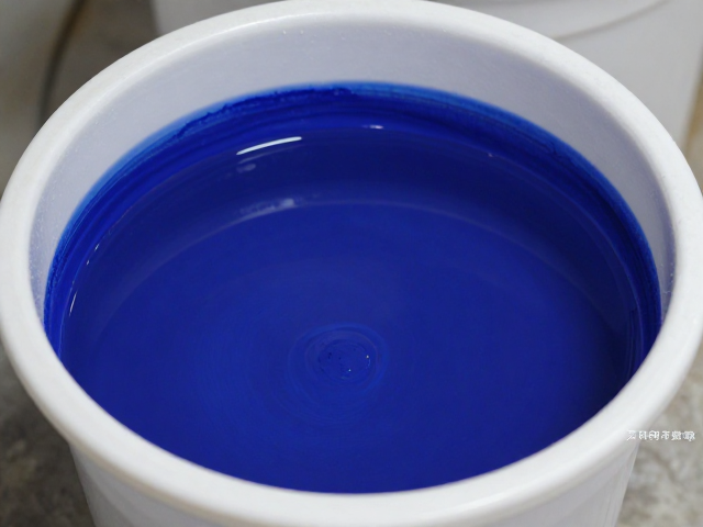 钴系颜料在釉浆桶中的配比与烧成温度控制详解