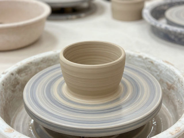 泥条盘筑与拉坯入门体验课，百元级陶艺手作指南