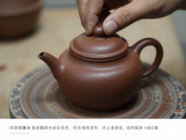 紫砂泥料陈腐工艺详解，如何有效去除杂质并防止壶身变形
