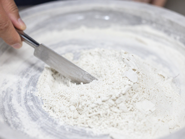 紫砂泥料陈腐工艺,如何通过去杂提升耐火度与白度?