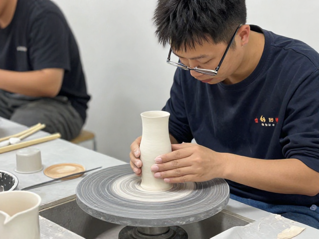 醴陵干修坯工艺，如何确保瓷器厚度均匀？专家详解