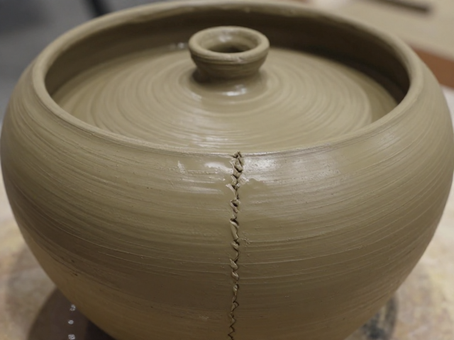 古代大件器物制作中的泥浆粘接工艺与应力控制