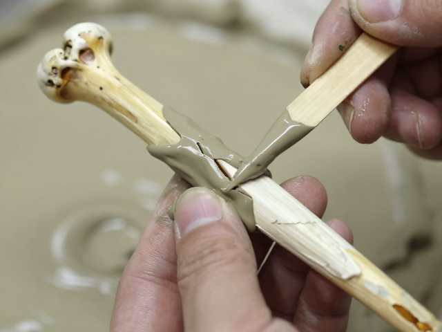 骨针修复用泥浆粘接工艺,专业修复保护让文物重焕新生