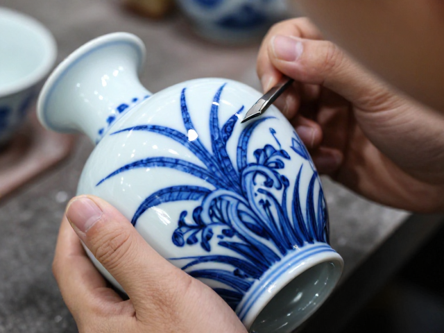 青花勾线技法解析,陈设瓷艺术中的绘制工艺之美