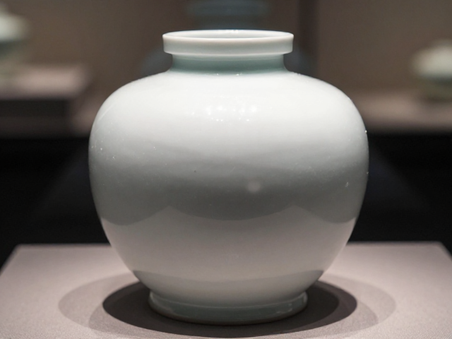 广东石湾粉彩绘制工艺，如何避免硬物刮擦保护珍品