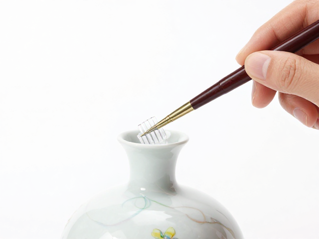 粉彩接笔工艺详解，如何通过定期除尘保护瓷器光泽？