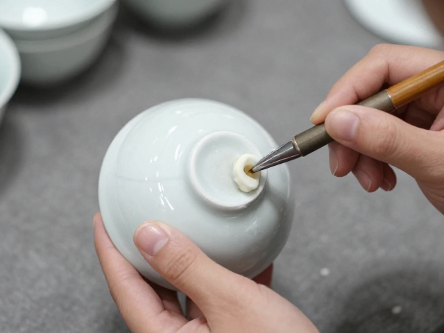 粉彩接笔工艺详解，如何通过定期除尘保护瓷器光泽？