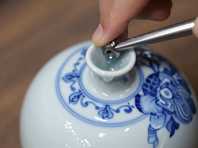 青花绘制工艺解析,料头处理与彩绘后施透明釉的关键步骤