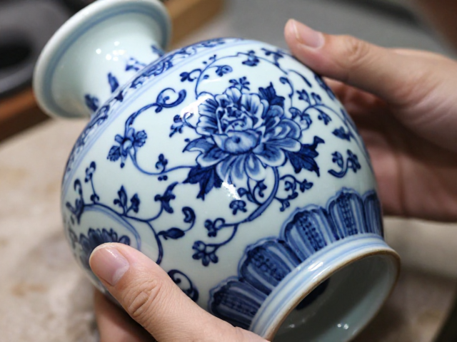 青花博古纹瓷器,釉面光滑如玉,揭秘传统绘制工艺之美