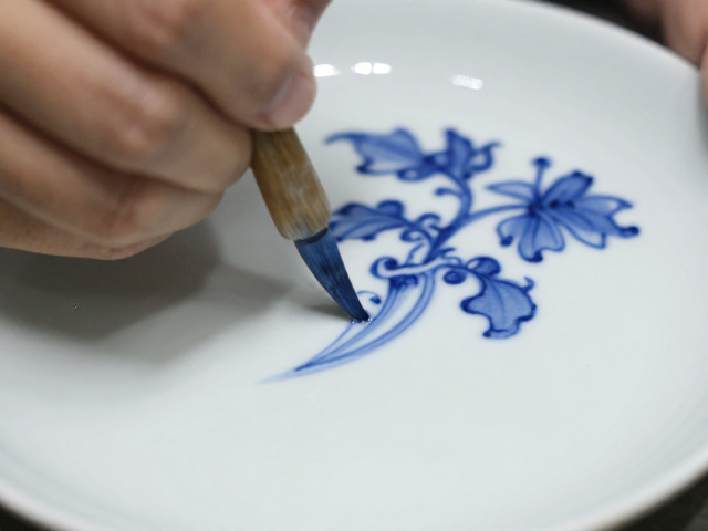 景德镇青花绘制工艺揭秘,透明釉料如何成就千年瓷韵
