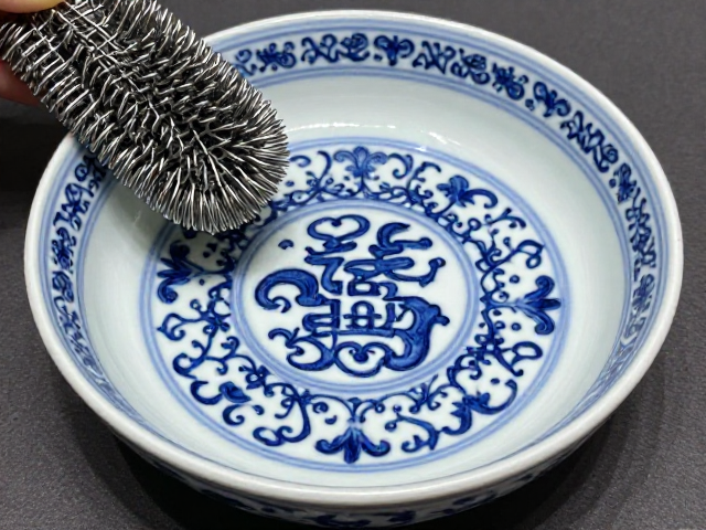 青花瓷能用钢丝球刷洗吗？禁用！揭秘吉祥图案绘制工艺与保养