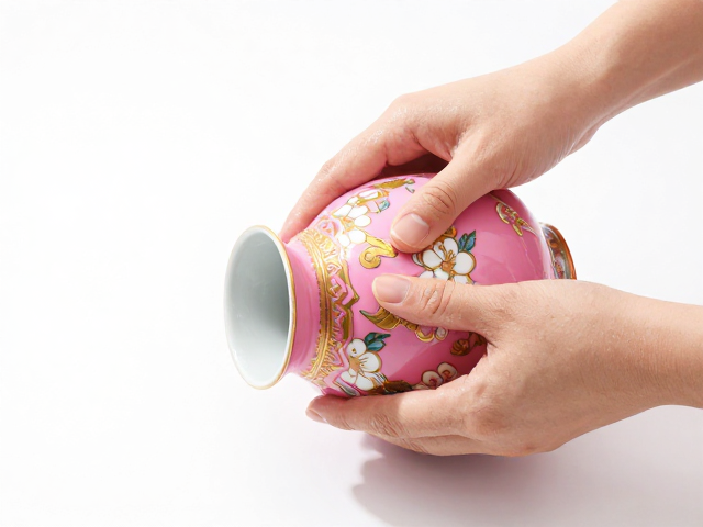 粉彩金碧辉煌瓷器怎么轻柔手洗？专家级清洗保养指南