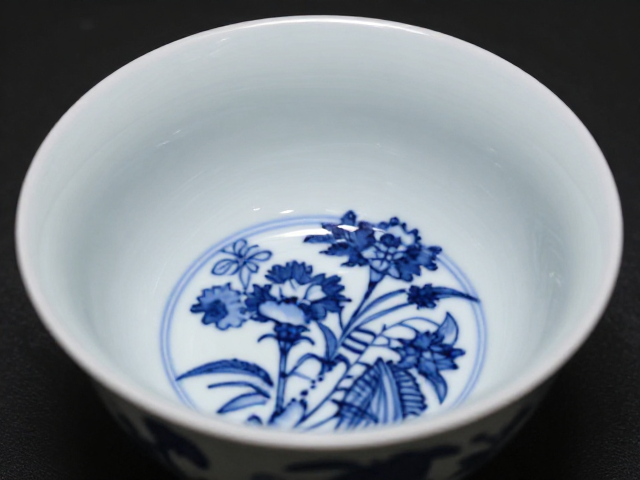 江西景德镇青花绘制工艺,彩绘后施透明釉的绝美呈现