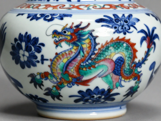 青花绘制工艺揭秘，彩绘后施透明釉，呈现五彩斑斓绝美效果